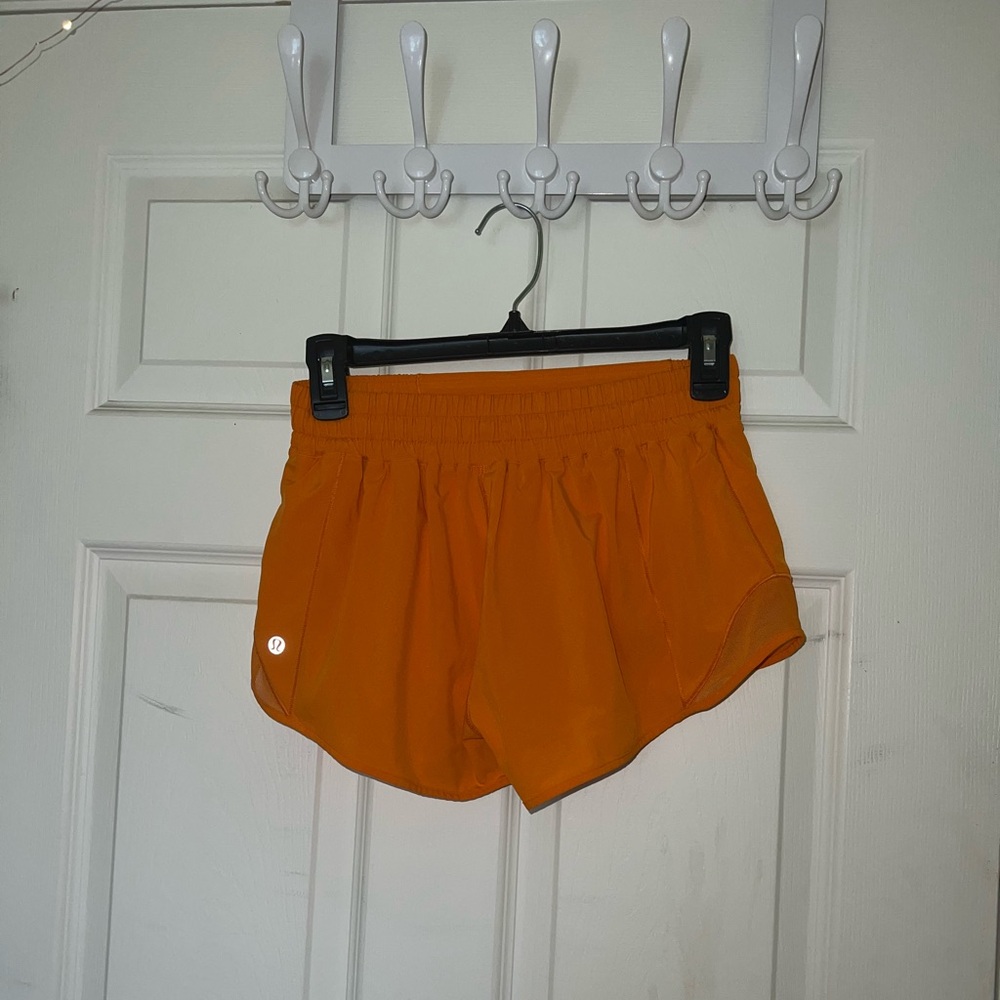lululemon hotty hots low rise size 6 in amber orange, 2.5” inseam